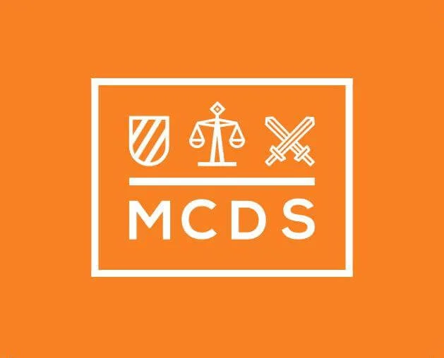 Certidão brasileira e documentos utilizados para regularização de sobrenome após casamento no exterior.
